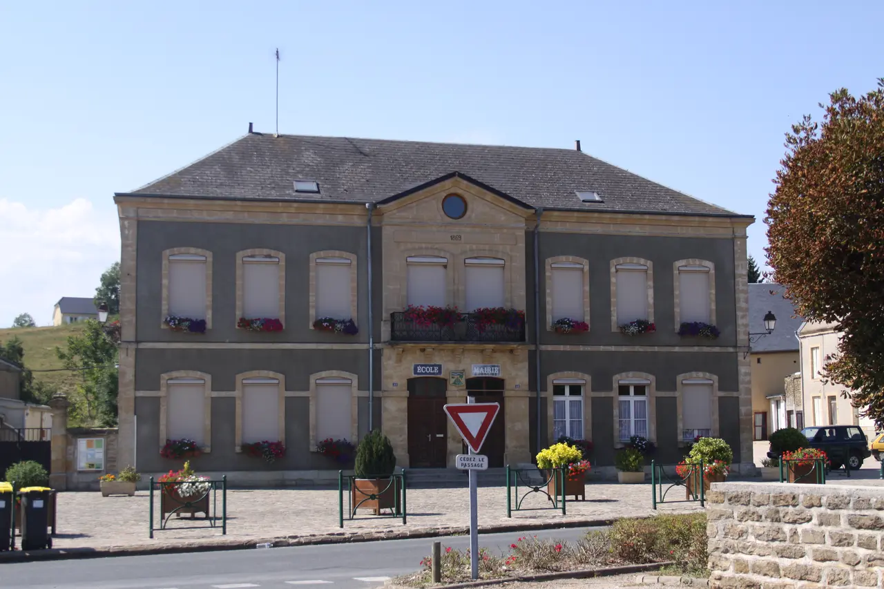 Pouru-Saint-Remy - la Mairie - Photo Francis Neuvens lesardennesvuesdusol.fotoloft.fr