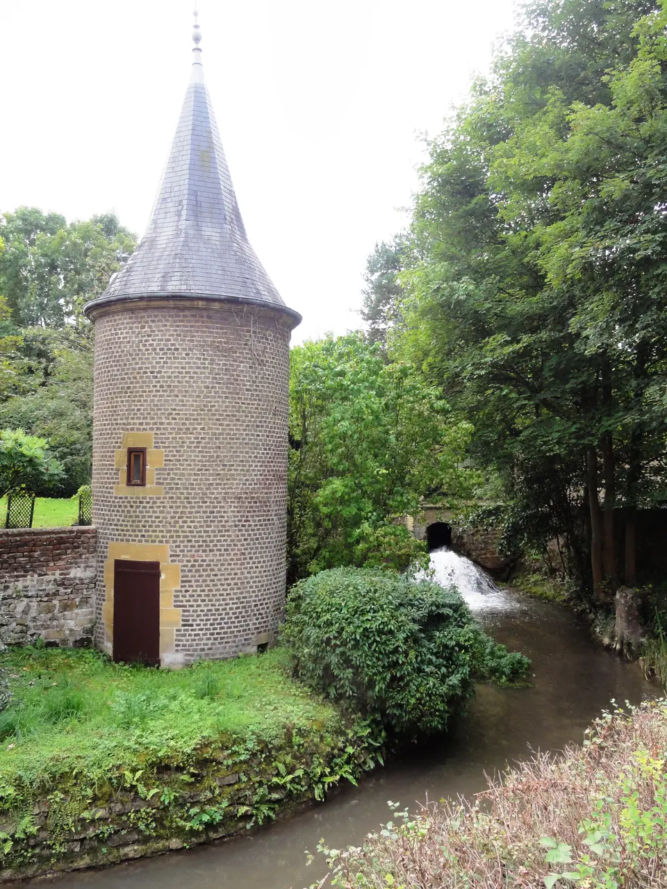 Prix-lès-Mézières (Ardennes) pigeonnier du moulin à couleurs