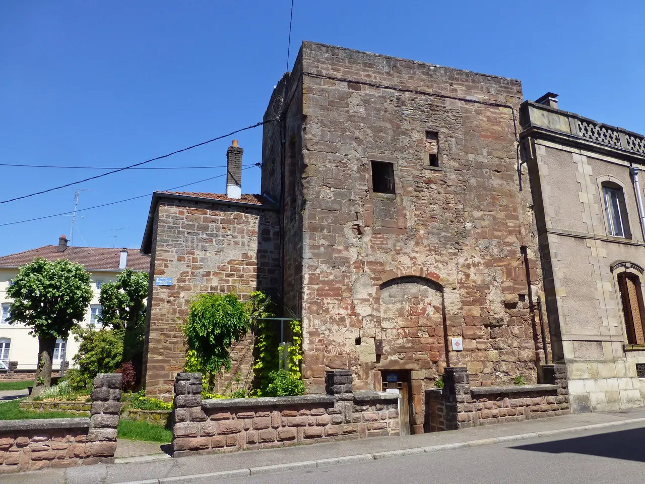 Rambervillers-Tour de l'ancienne porterie du château (2)