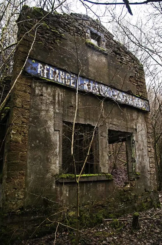 Ruine de la gare de Rédange (Moselle) au lieu dit ' adlergrund'