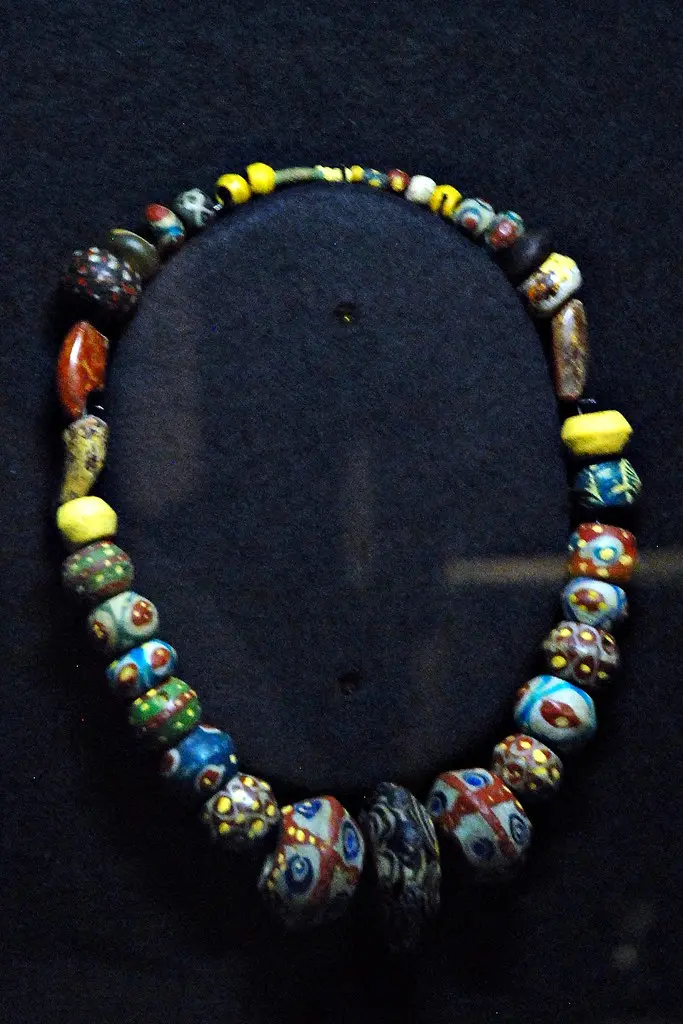 14 - Metz Musée de la Cour d'Or Epoque celtique et gallo-romaine Collier, pâte de verre et ambre, époque mérovingienne, Rosselange