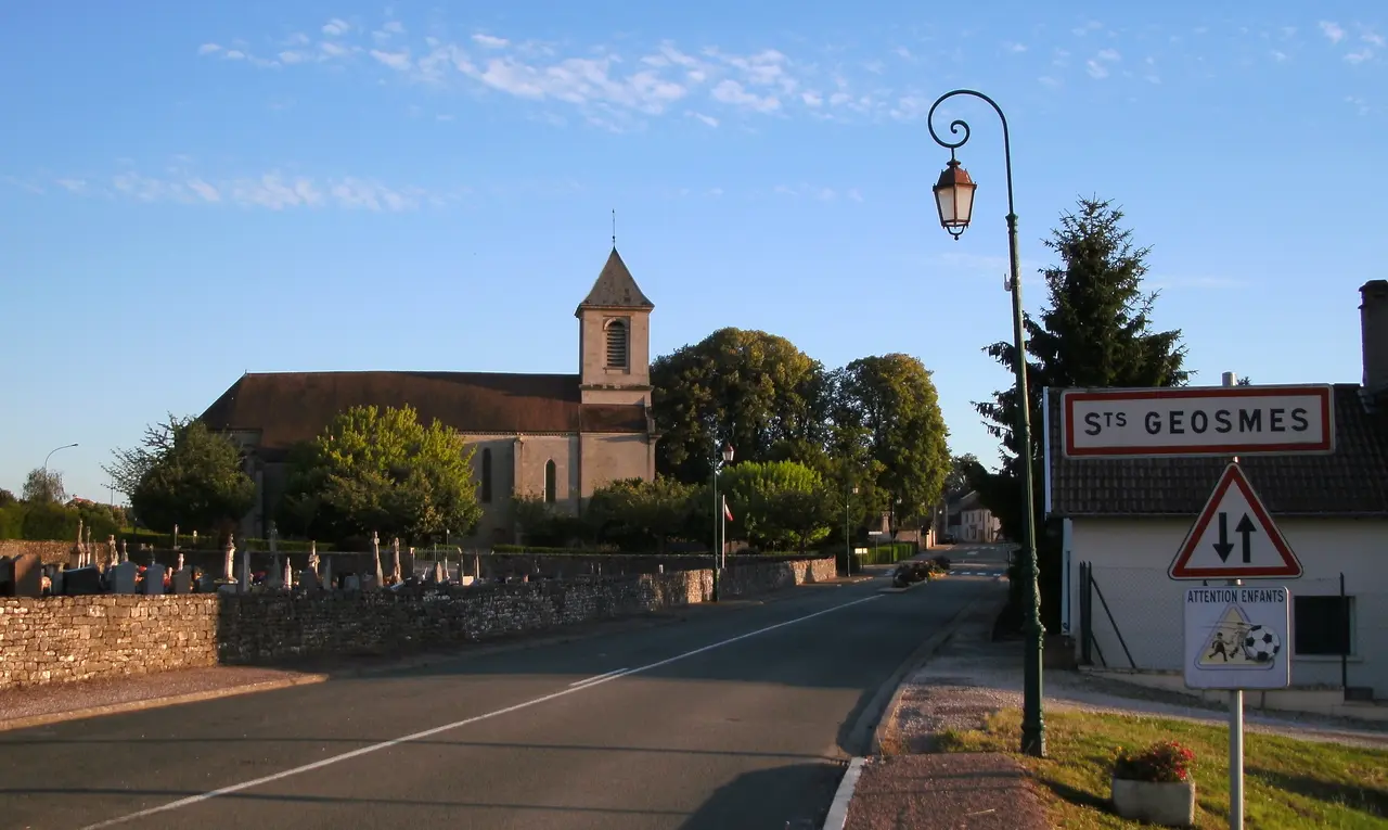 Saints-Geosmes Entrée du village Eglise