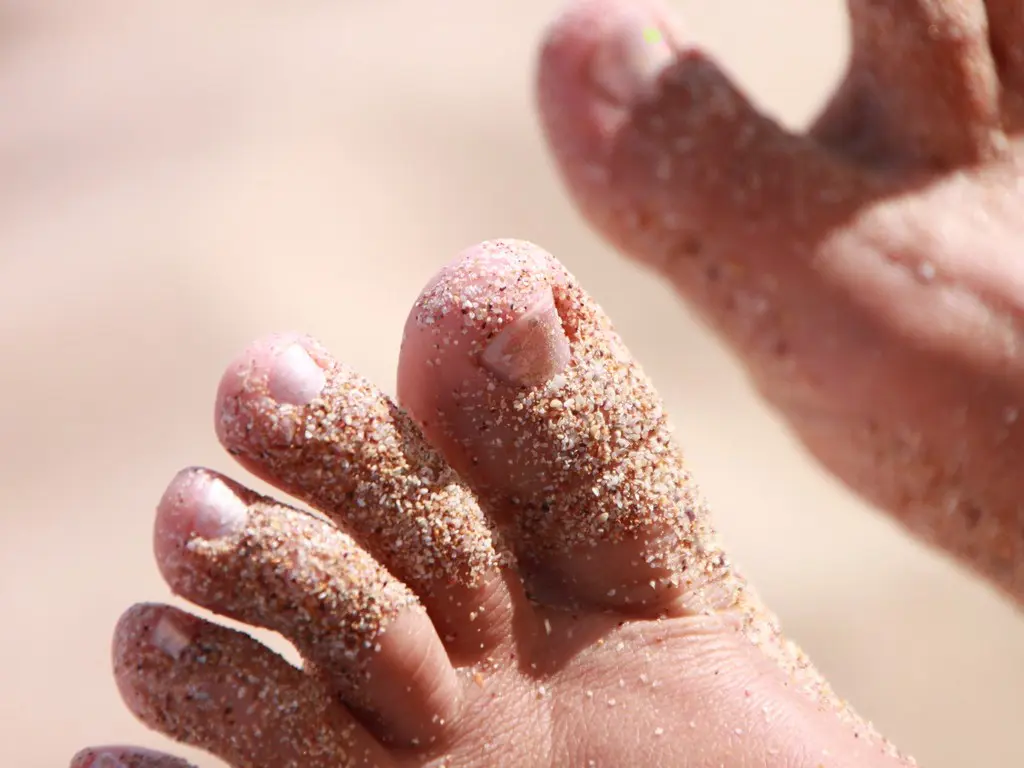 Sand-Between-Toes_Woman-Feet__392810