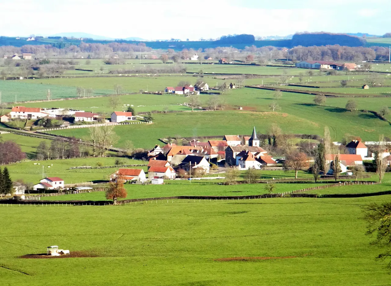 Sarry (Saône et Loire) Vue générale du bourg