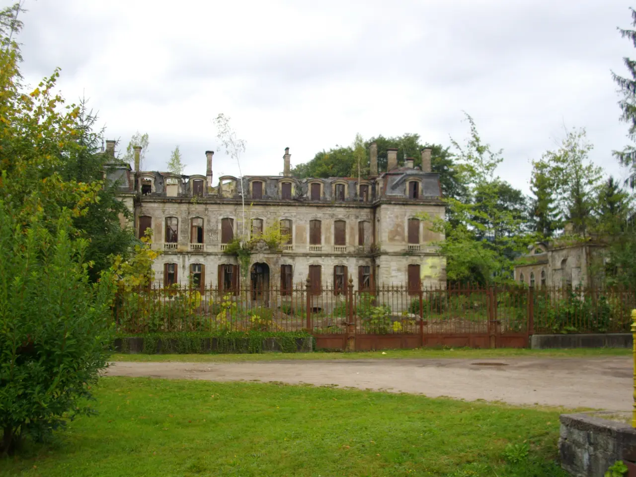 File:Château de Saulxures-sur-Moselotte (Vosges).jpg