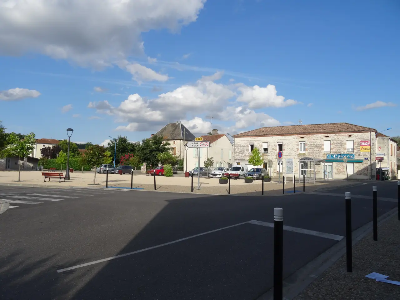 Sauveterre-Saint-Denis-Place-de-Solgne