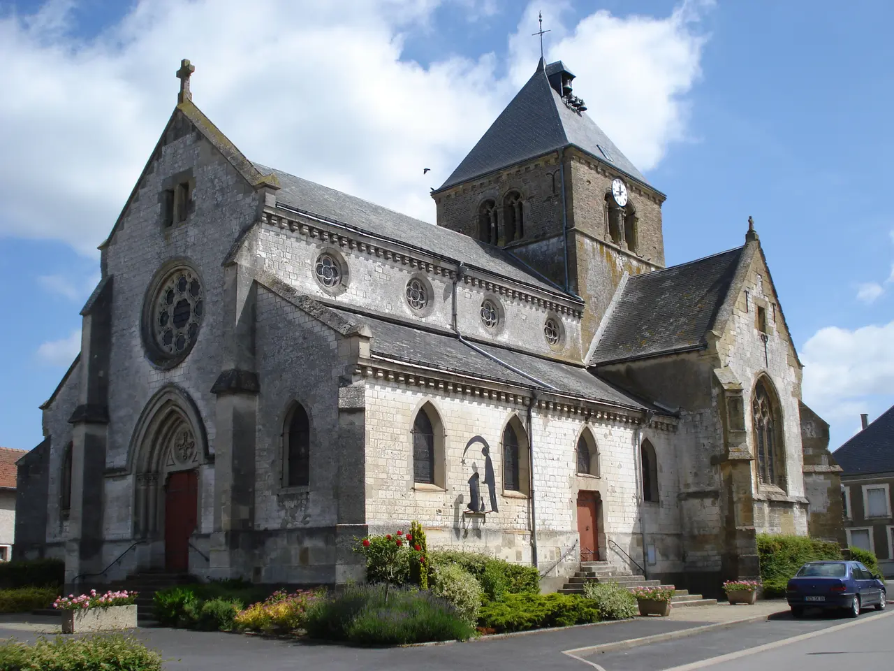 File:Church of La Neuville-en-Tourne-à-Fuy.JPG