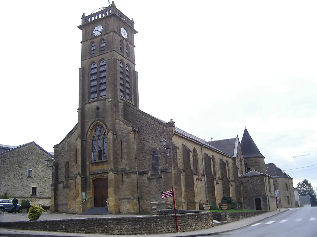 File:Eglise fortifiée de Vivier-au-Court, Ardennes 2.JPG