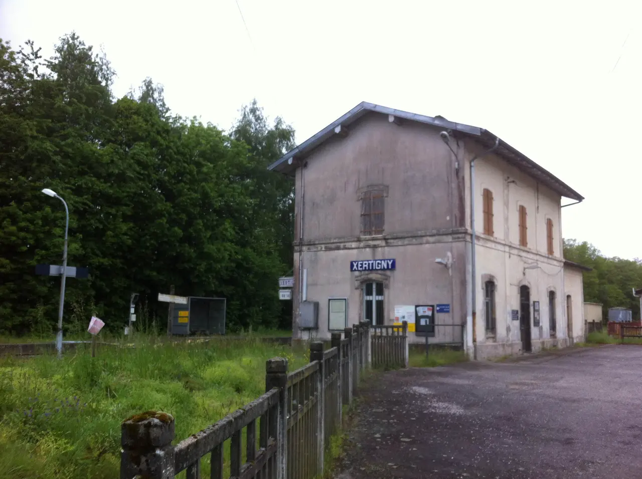 Face avant et vue quais gare de xertigny (vosges, france)