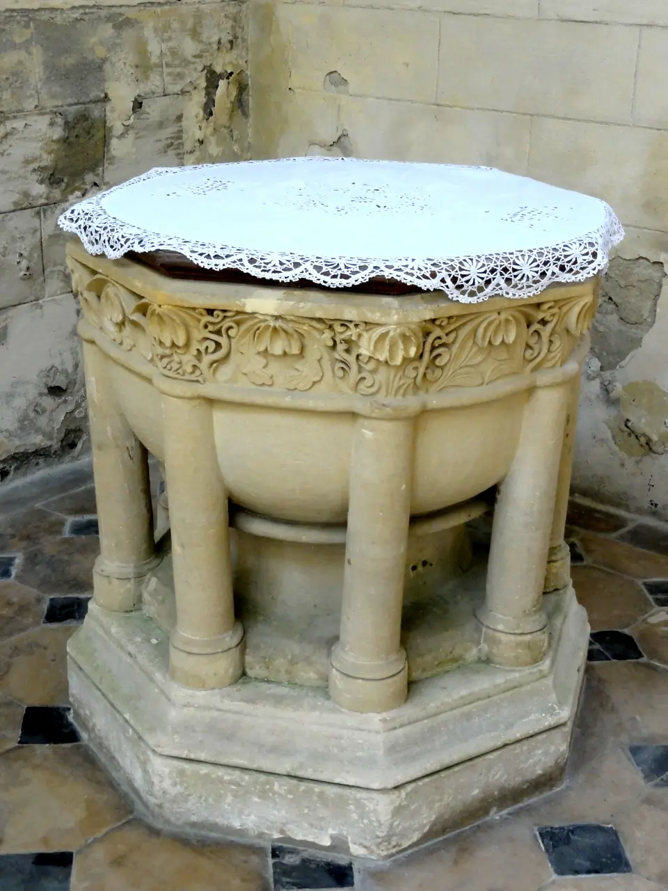 Agnetz (60), église Saint-Léger, fonts baptismaux