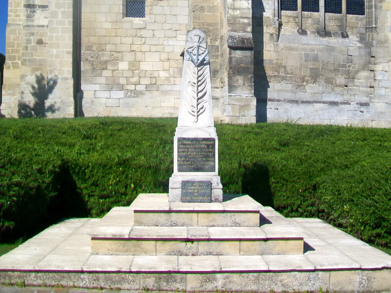 Angicourt (60), monument aux morts, rue de l'Église