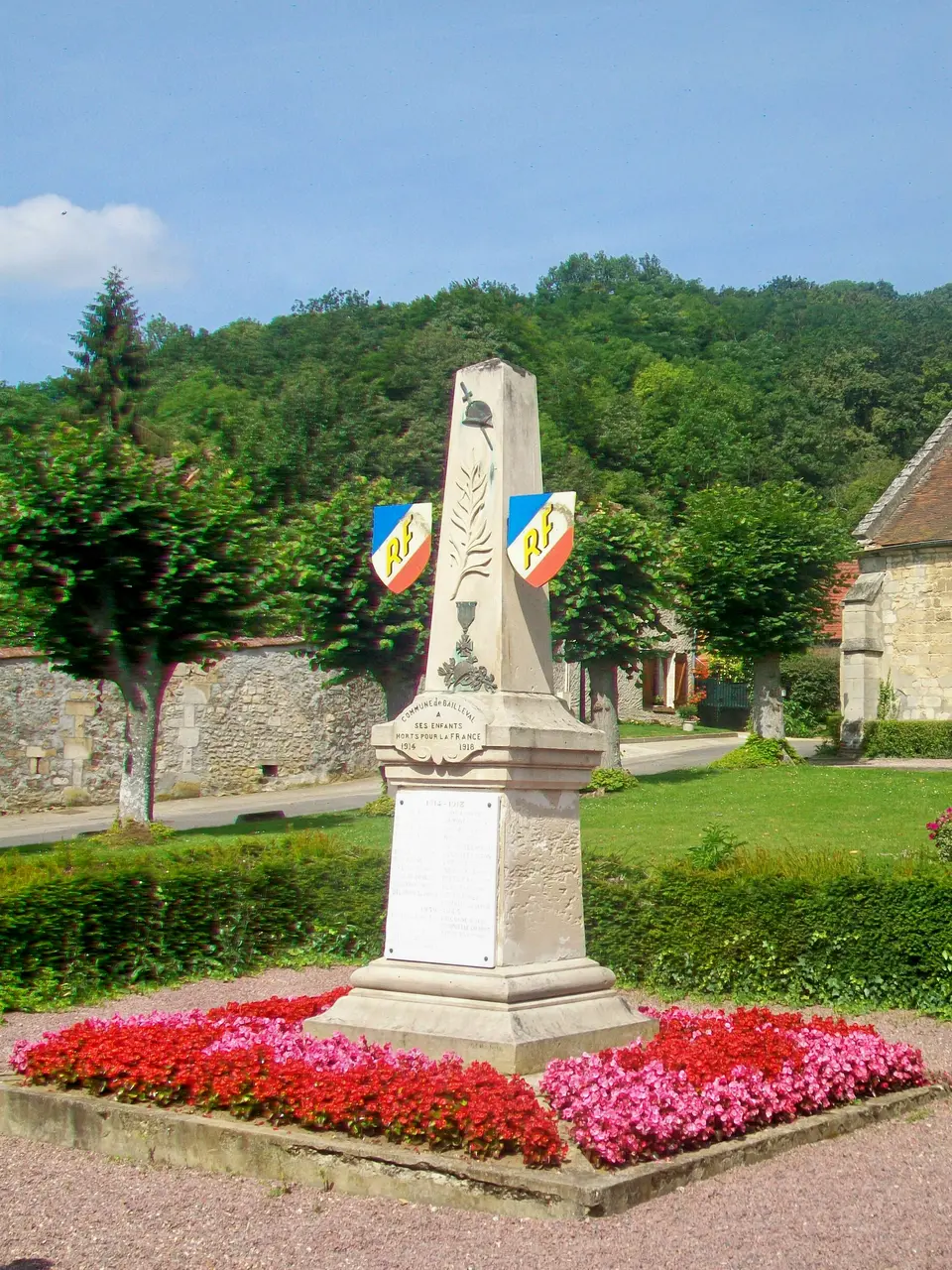 Bailleval (60), monument aux morts, devant l'église