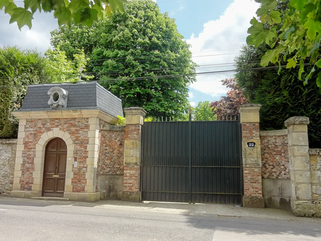 Bailleval (60), entrée du château de Béthencourt