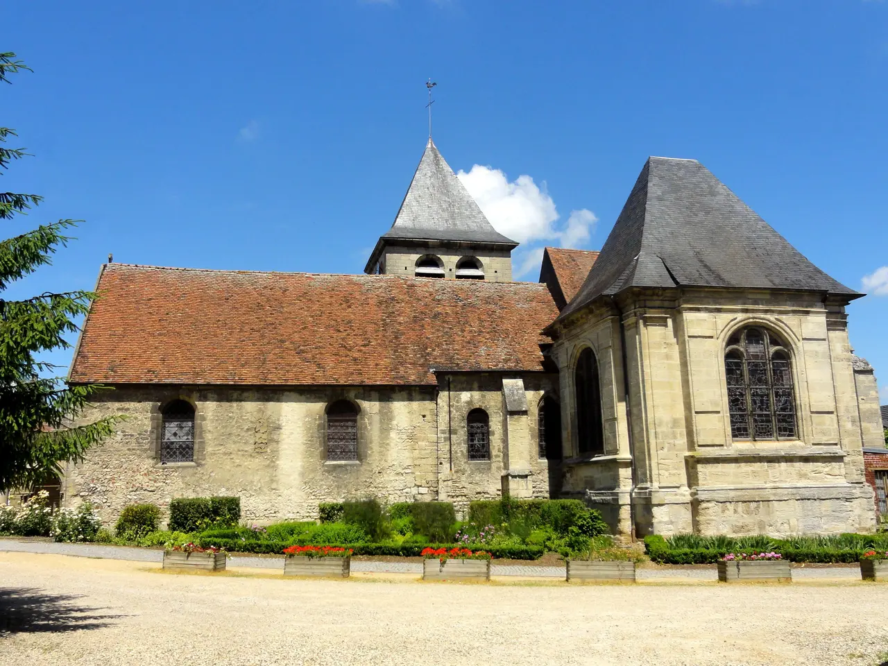 Balagny-sur-Thérain (60), église Saint-Léger, vue depuis le sud