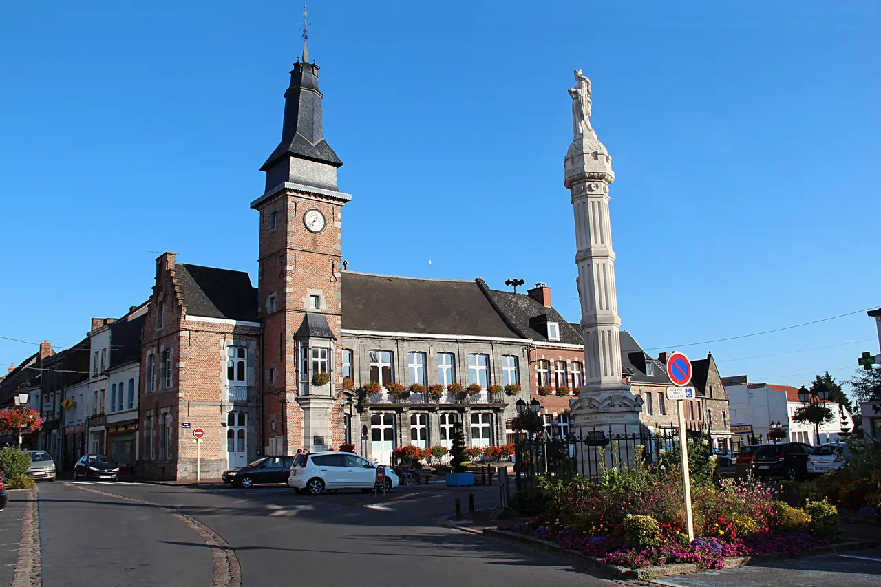 0 Bavay - Place Charles de Gaules 1