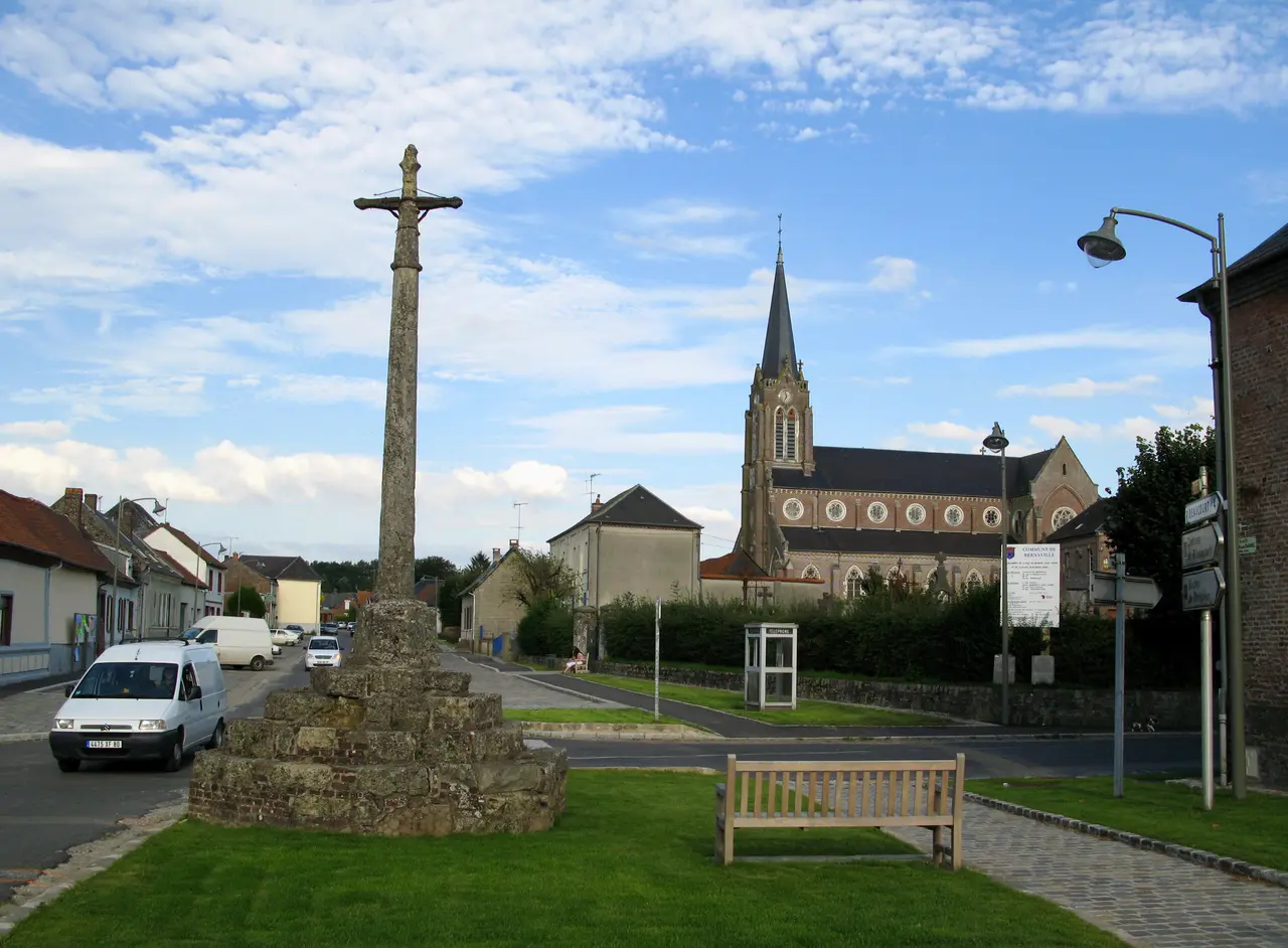 Bernaville croix de pierre et église 1