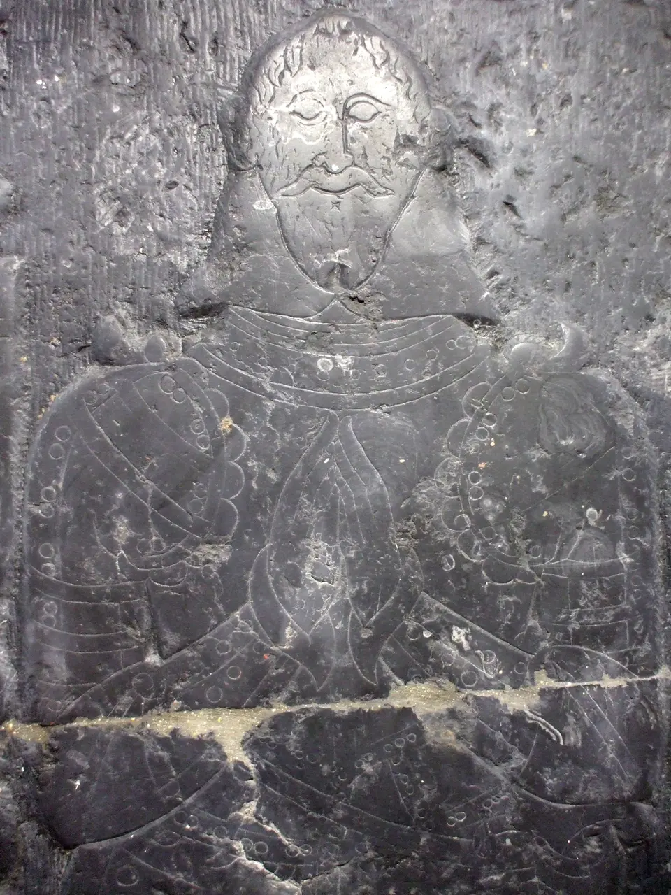 Pierre tombale de Jean Rasoir seigneur de Beuvrages ,Jean Rasoir haut, Hainaut, monument historique