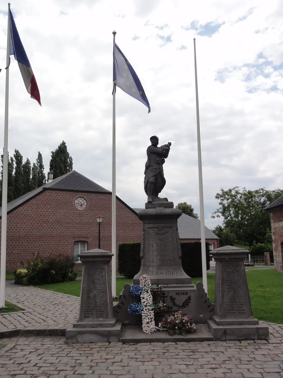 Bousies (Nord, Fr) monument aux morts