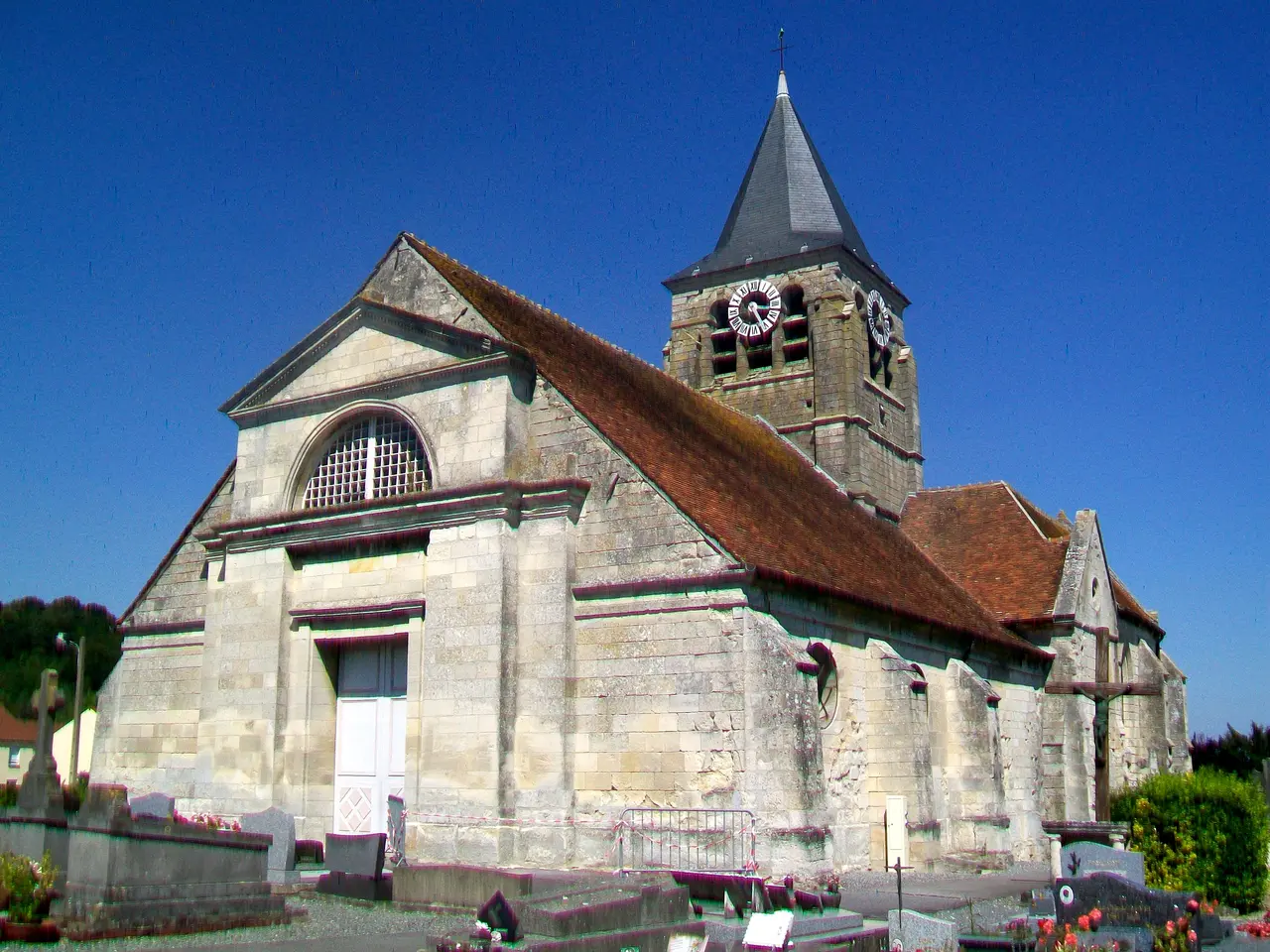 Brenouille (60), église Saint-Rieul, vue depuis le sud-ouest 2