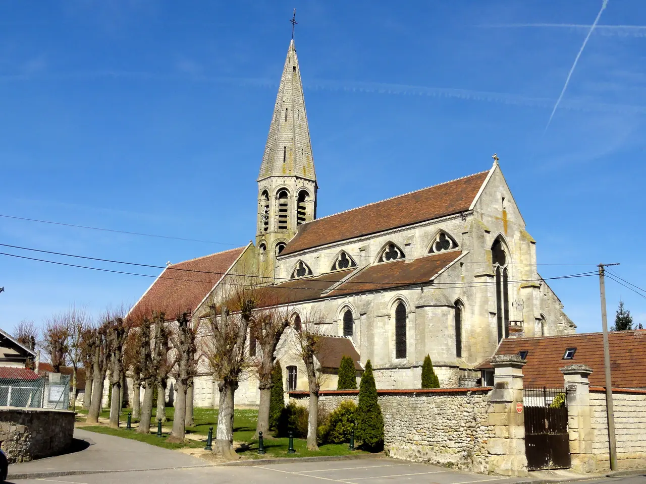 Cambronne-lès-Clermont (60), église Saint-Étienne, vue depuis le sud-est 2