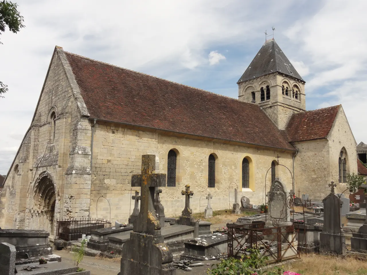 Catenoy (60), église Saint-Michel-et-Saint-Vaast, vue depuis le sud-ouest 3