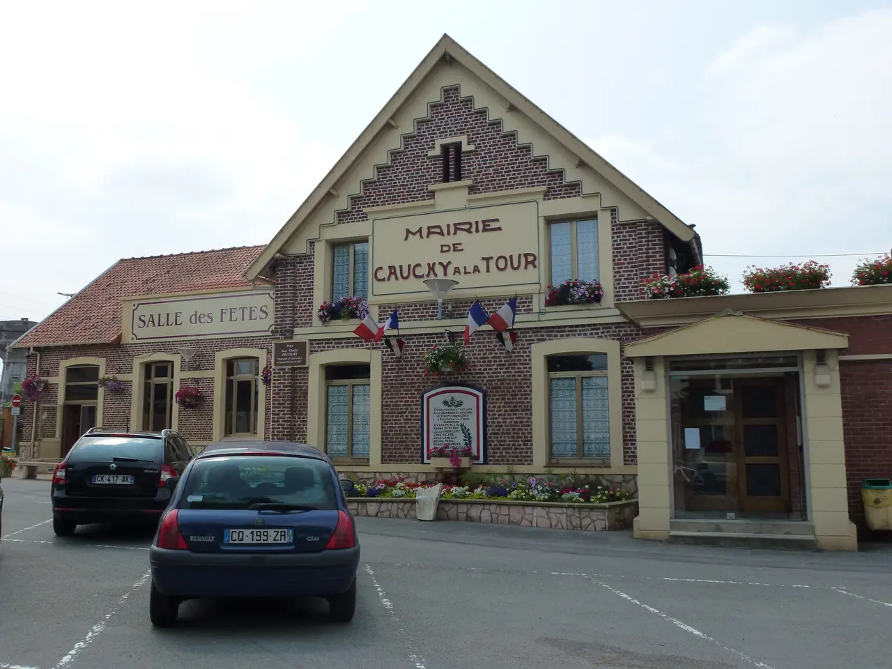 Cauchy-à-la-Tour (Pas-de-Calais, Fr) mairie et salle des fêtes
