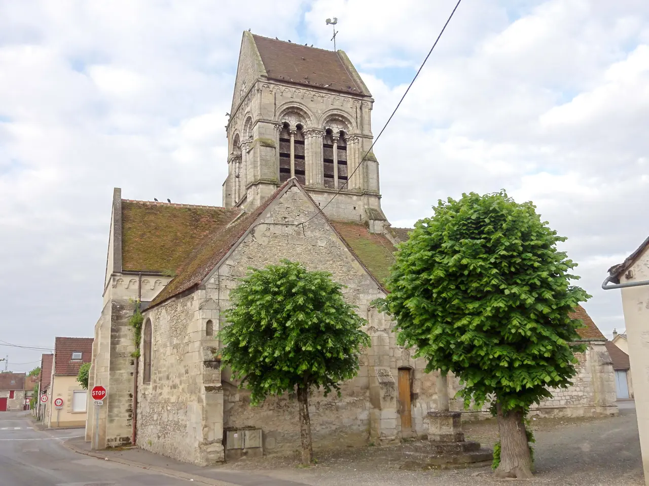 Cauffry (60), église Saint-Aubin, vue depuis le nord