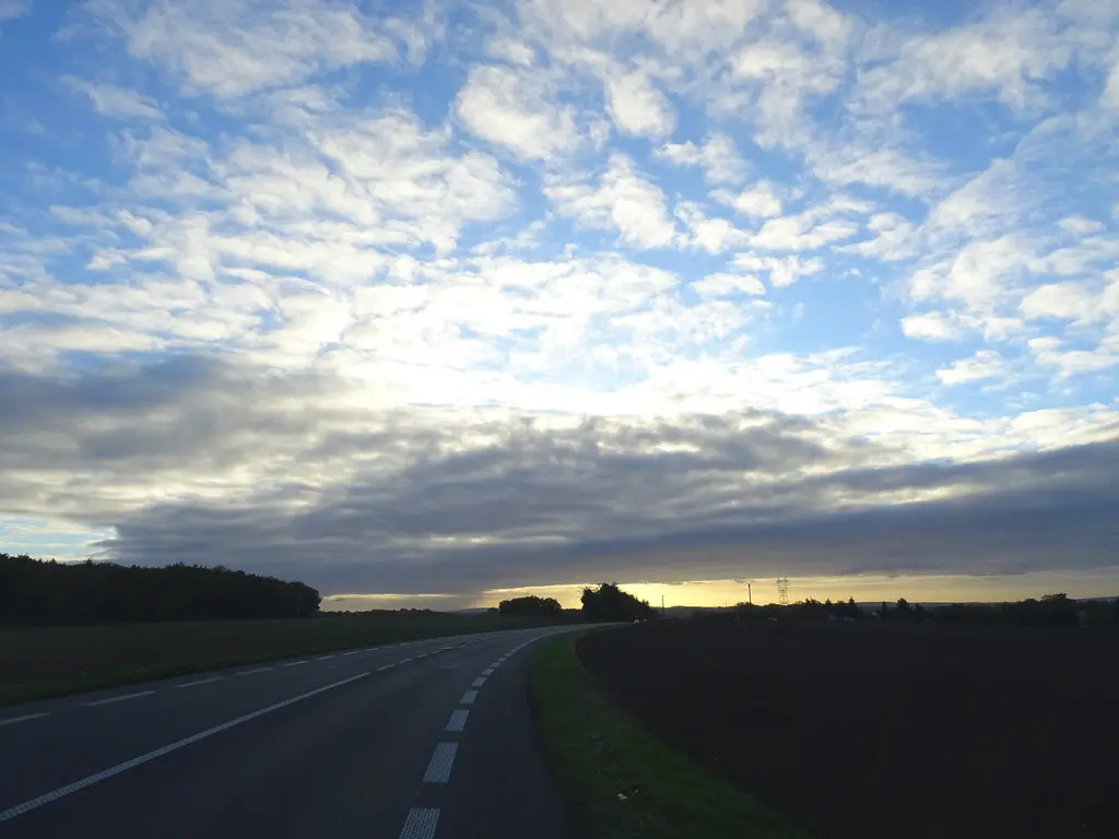 Soleil levant à travers les nuages, sur la route entre Rousseloy et Cauffry, Oise
