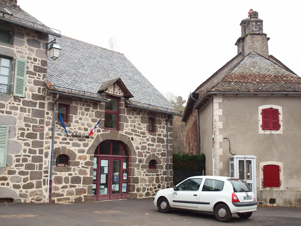 Saint-Chamant-FR-15-mairie-1