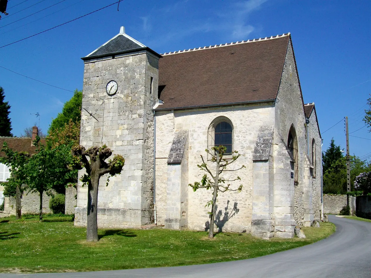 Chamant (60), hameau de Balagny-sur-Aunette, l'église depuis le sud