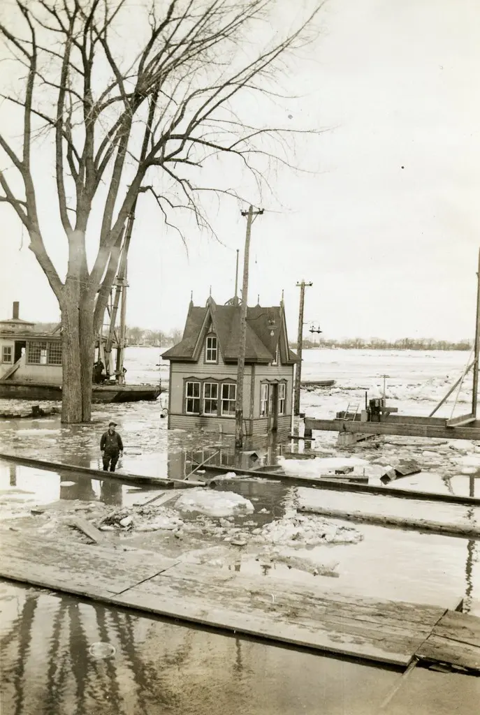 Fragile construction perdue dans les flots à Chambly
