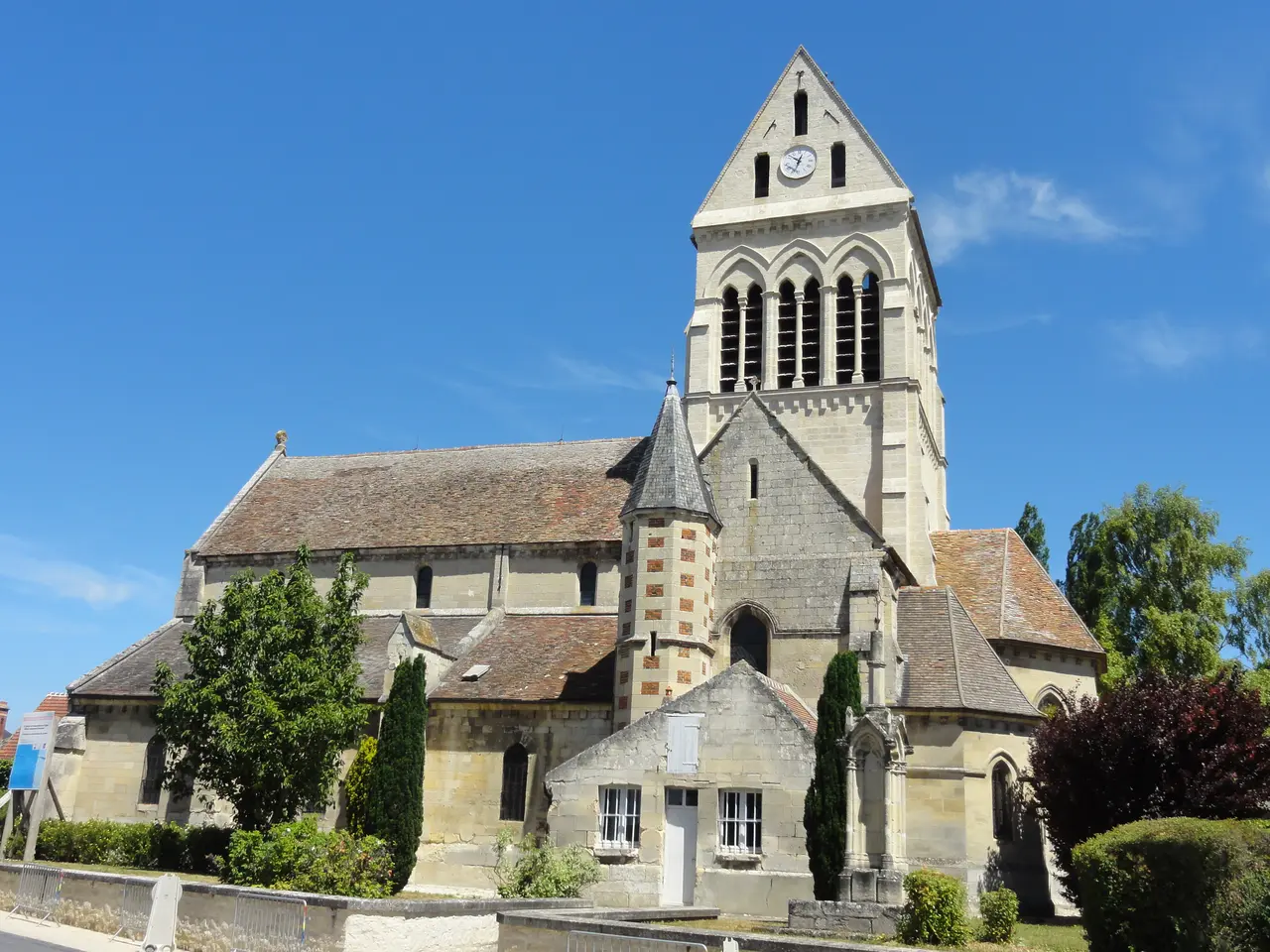 Choisy-au-Bac (60), église de la Sainte-Trinité, vue depuis le sud 2