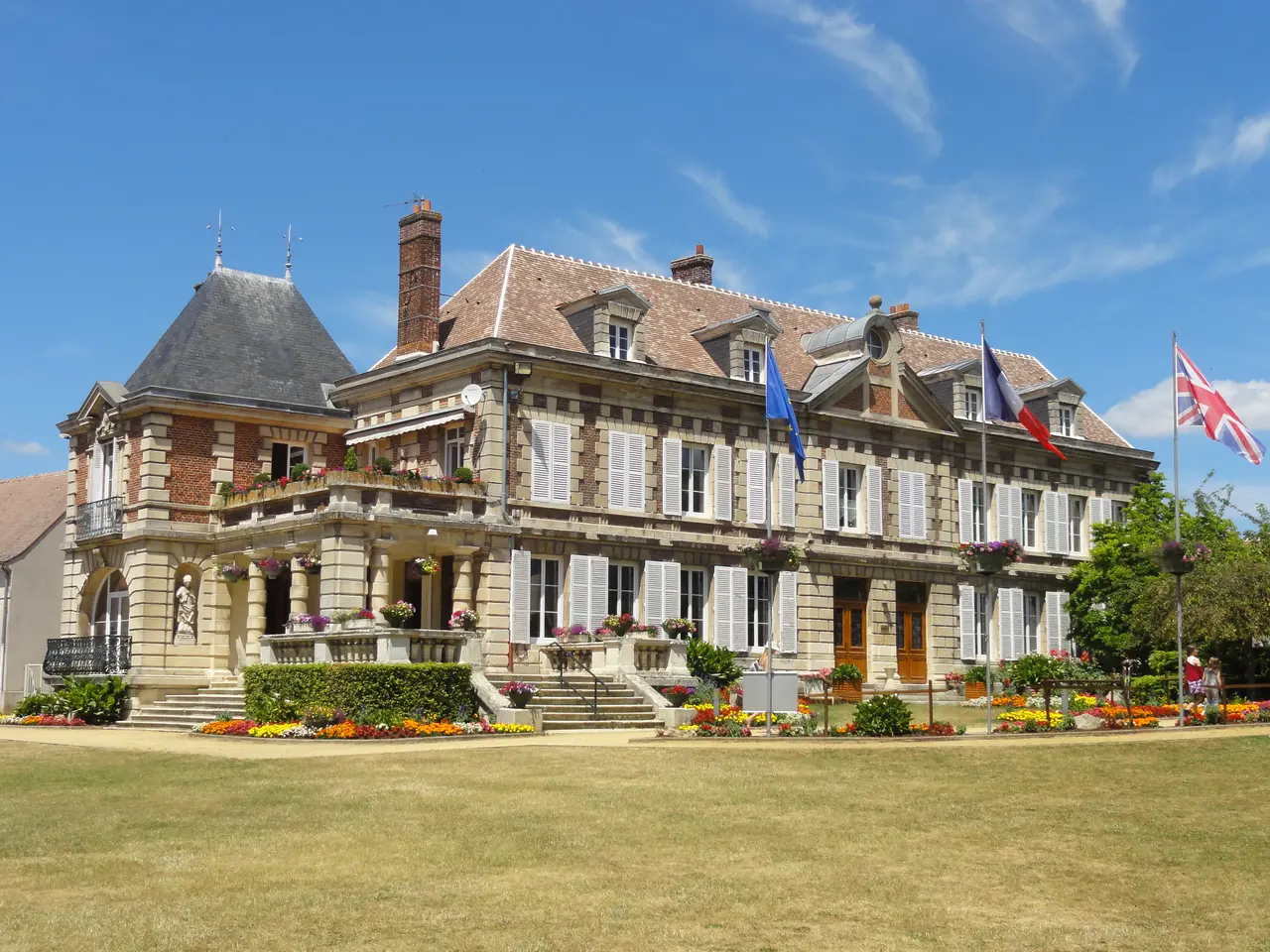 Choisy-au-Bac (60), mairie, vue depuis l'est 3