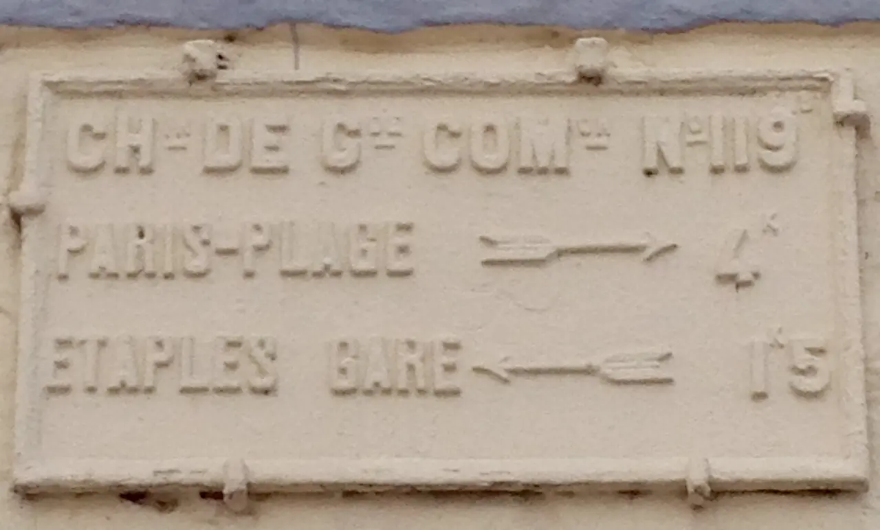 Le Touquet-Paris-Plage Panneau de signalisation directionnelle - chemin de grande communication n°119 - posé à l'angle de l' avenue de l'Aéroport et de l'avenue d’Étaples à Trépied-Cucq 2