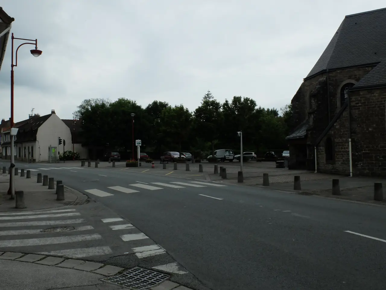 File:Baincthun - Route de Desvres et Place.JPG
