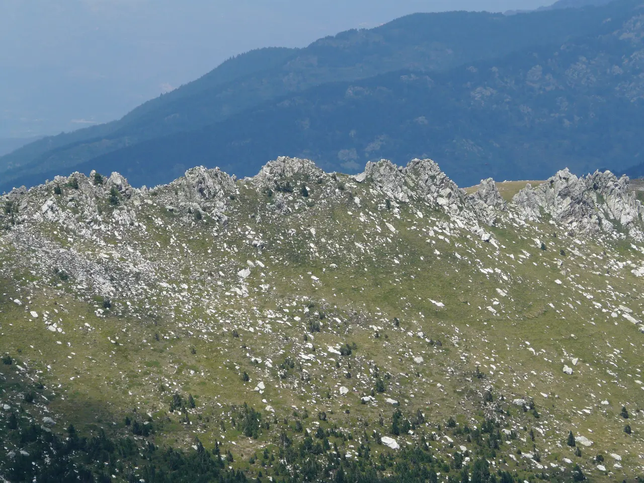 File:Les Esquerdes de Rojà vistes del Costabona P1290440.jpg