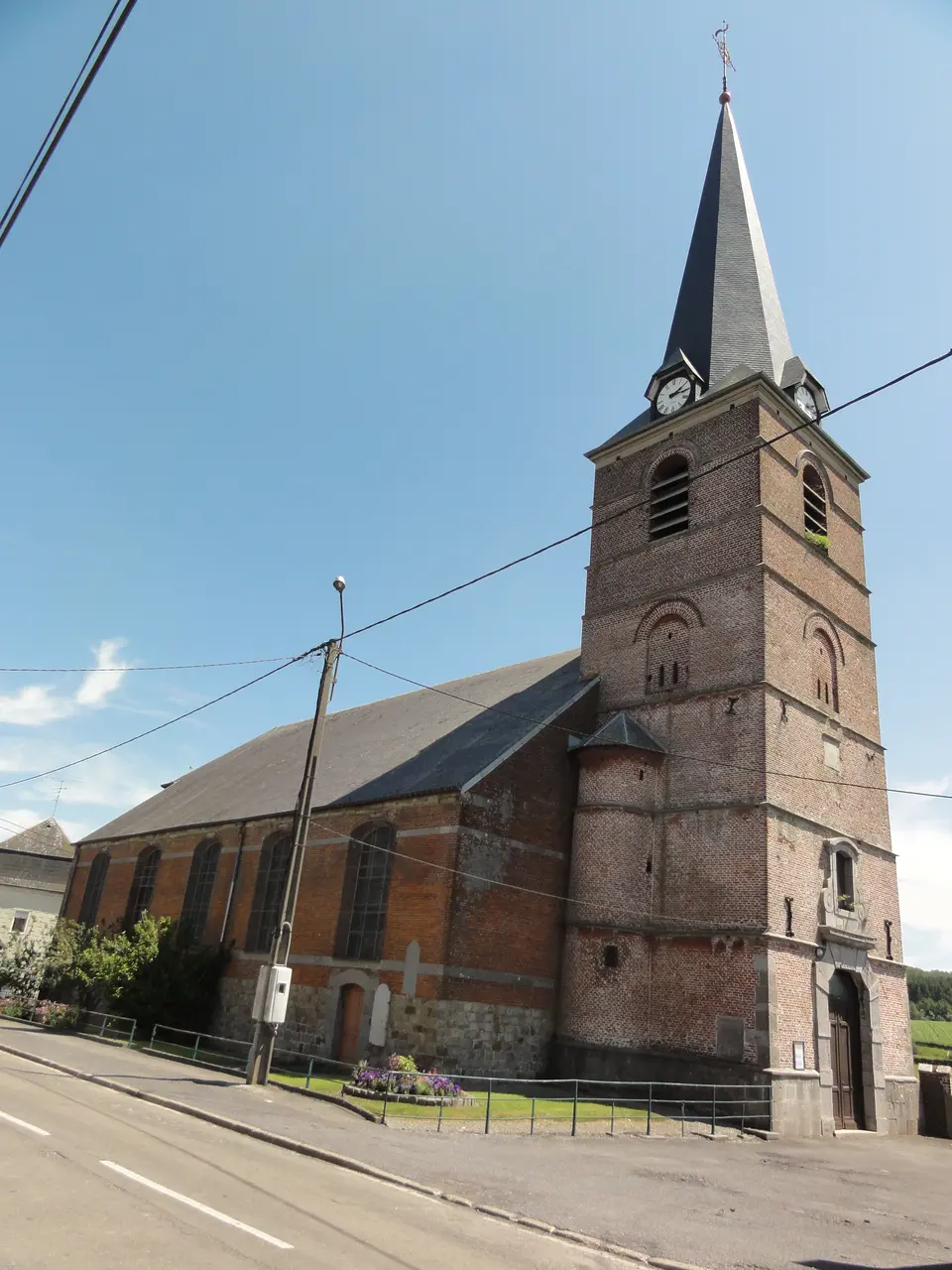 Felleries (Nord, Fr) église, coté nord