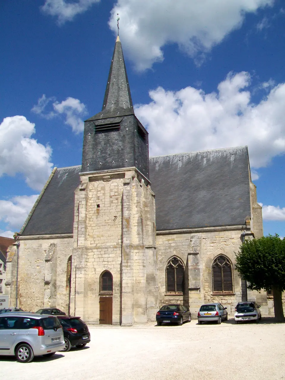Fleurines (60), église Saint-Jacques-Saint-Gilles, vue depuis le sud 1