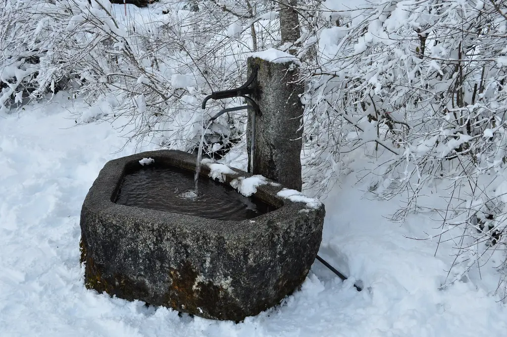La fontaine, Notre-Dame de la Gorge, commune des Contamines-Montjoie, Faucigny, Haute-Savoie, Rhône-Alpes, France.