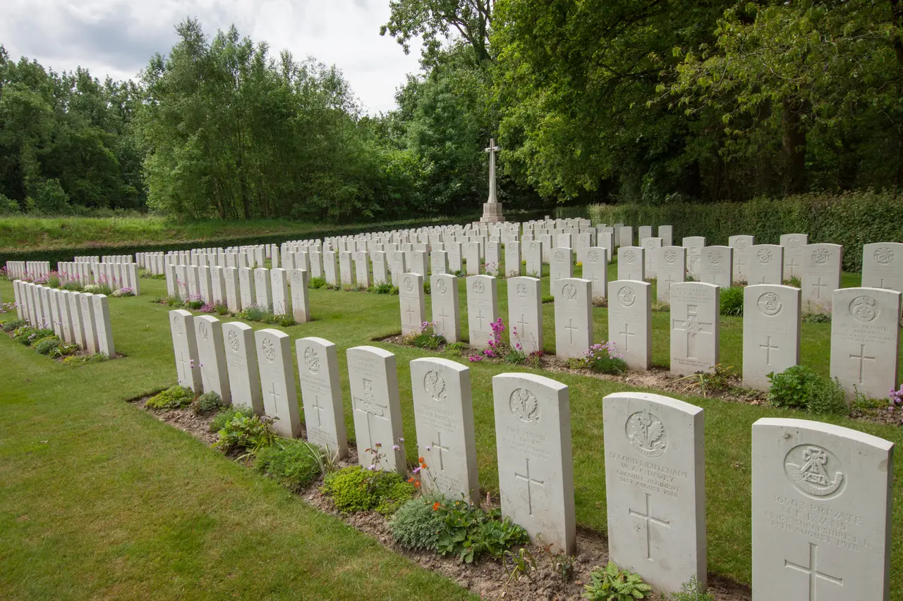 Sandpits British Cemetery, Fouquereuil 2