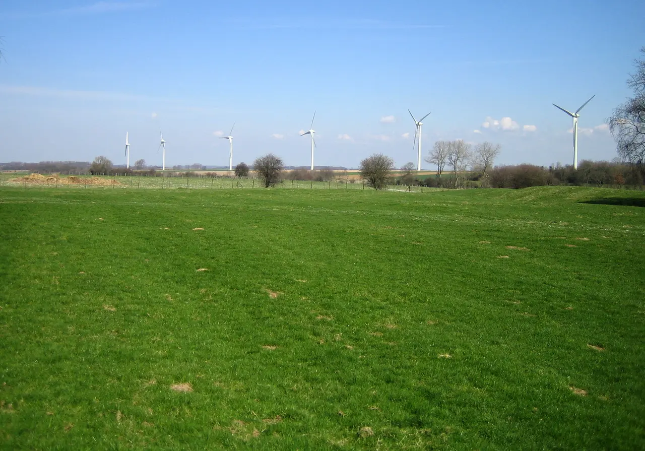 Fressenneville terre-plein de la motte (vue sur éoliennes) 1