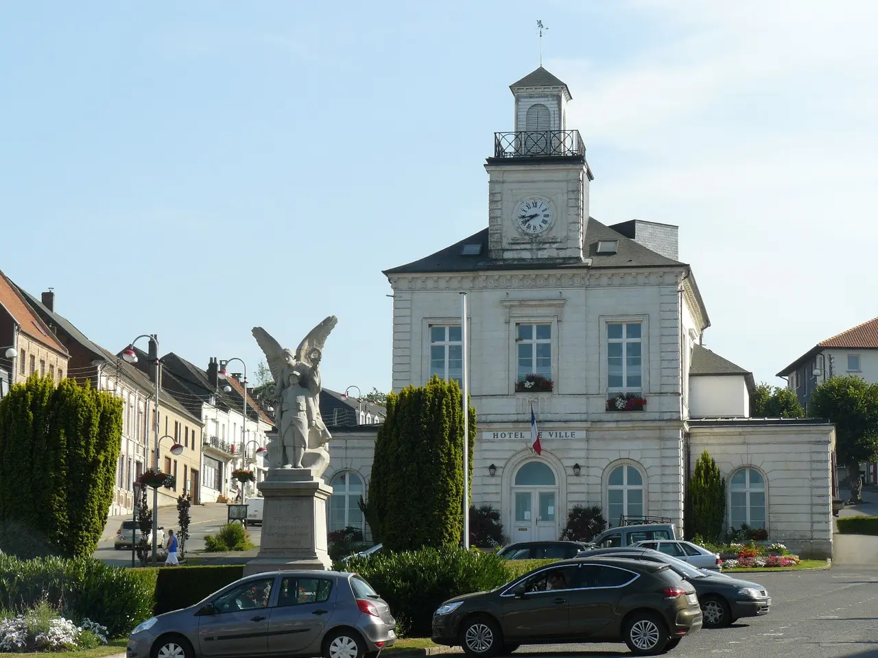 Fruges mairie et monument aux morts