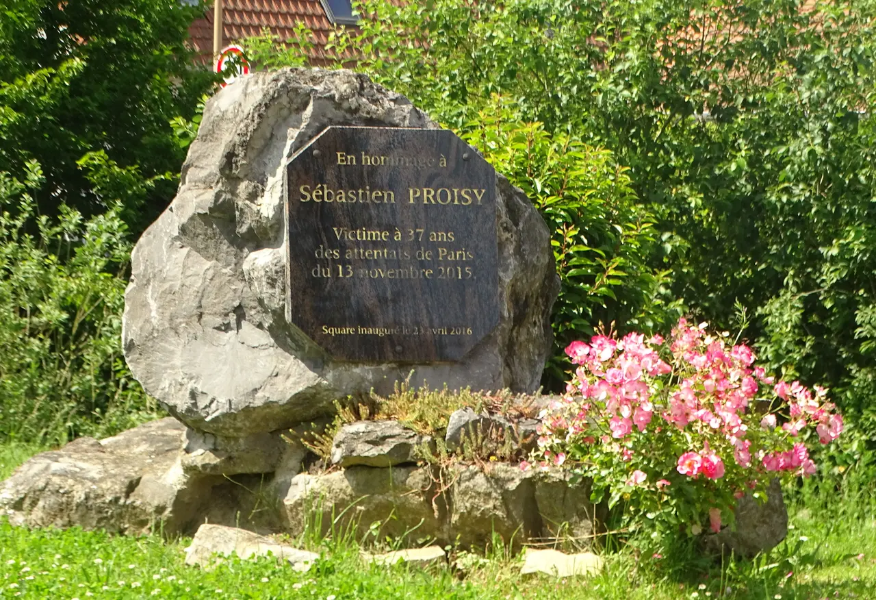 Hasnon - Monument à Sébastien Proisy (01)