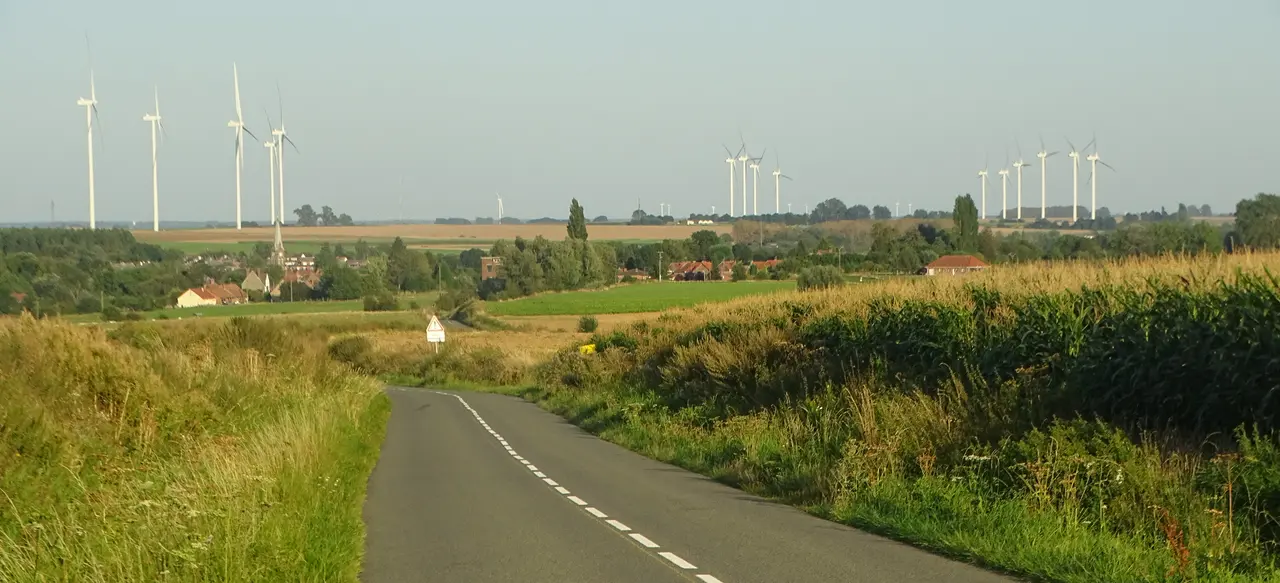 Haspres - Vue vers les parcs éoliens des Saules (Saulzoir), du Chemin de Valenciennes (Haussy) et de la Chaussée Brunehaut (Haussy) (01)