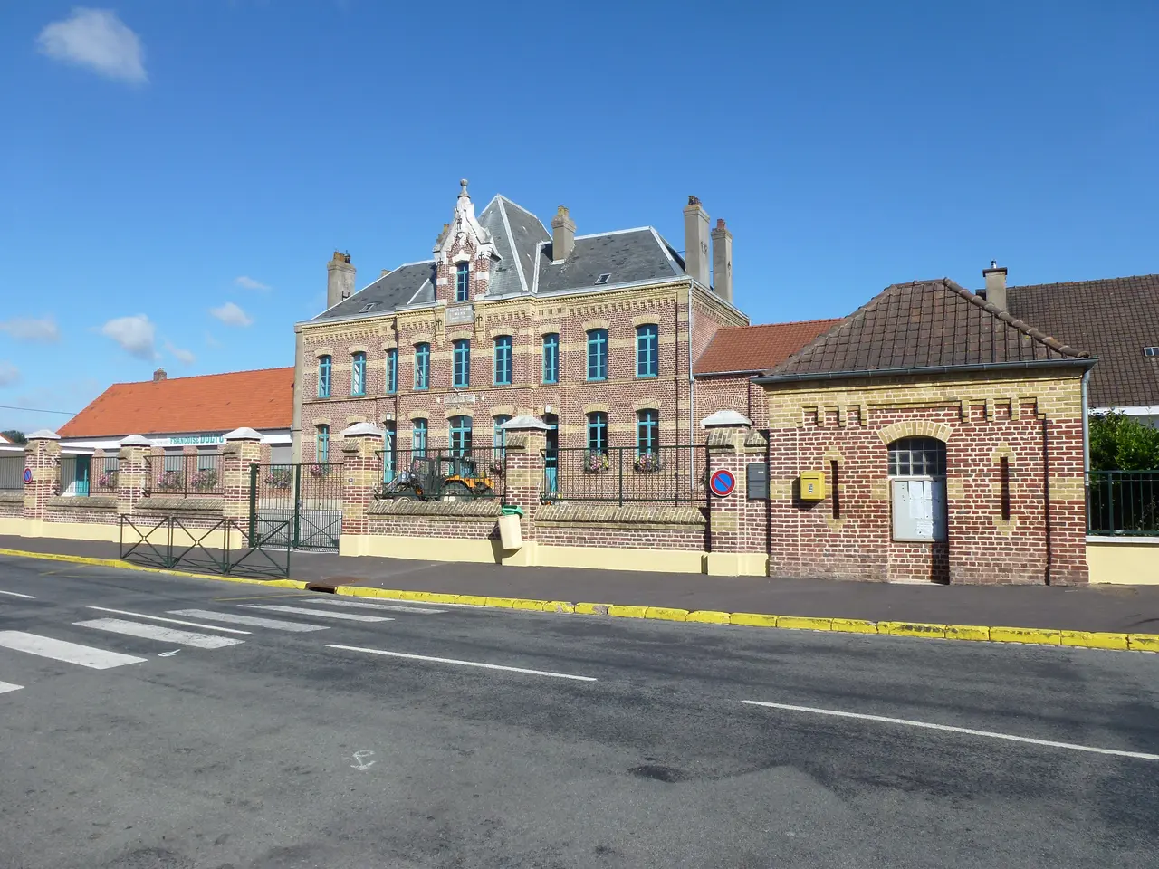 Helfaut (Pas-de-Calais, Fr) mairie et écoles