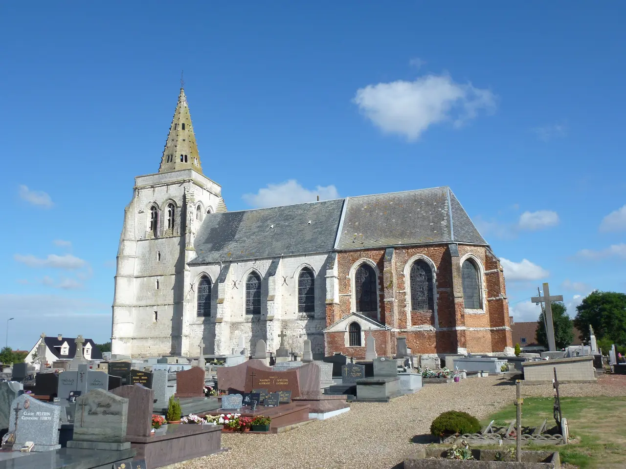 Helfaut (Pas-de-Calais, Fr) Église Saints-Fuscien-et-Victoric d'Helfaut