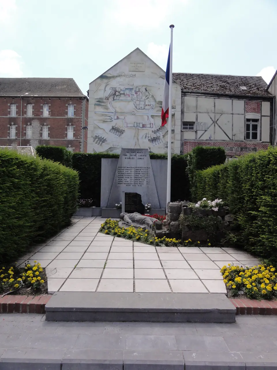 File:Landrecies (Nord, Fr) monument aux morts et memorial siège de Landrecies 1543.jpg