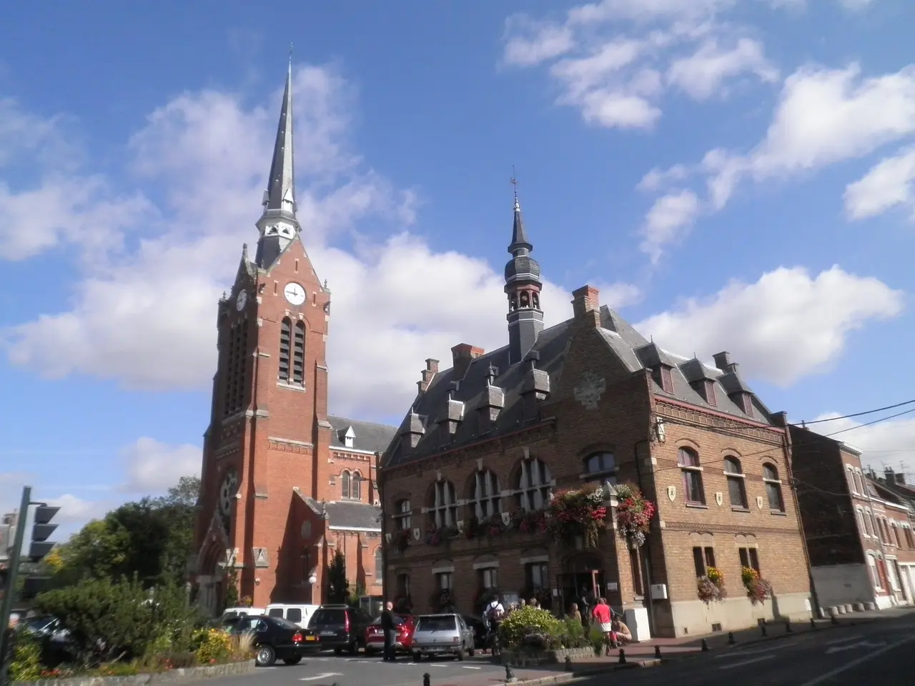 Place du 8 mai à Laventie, église Saint-Vaast et Hôtel de Ville