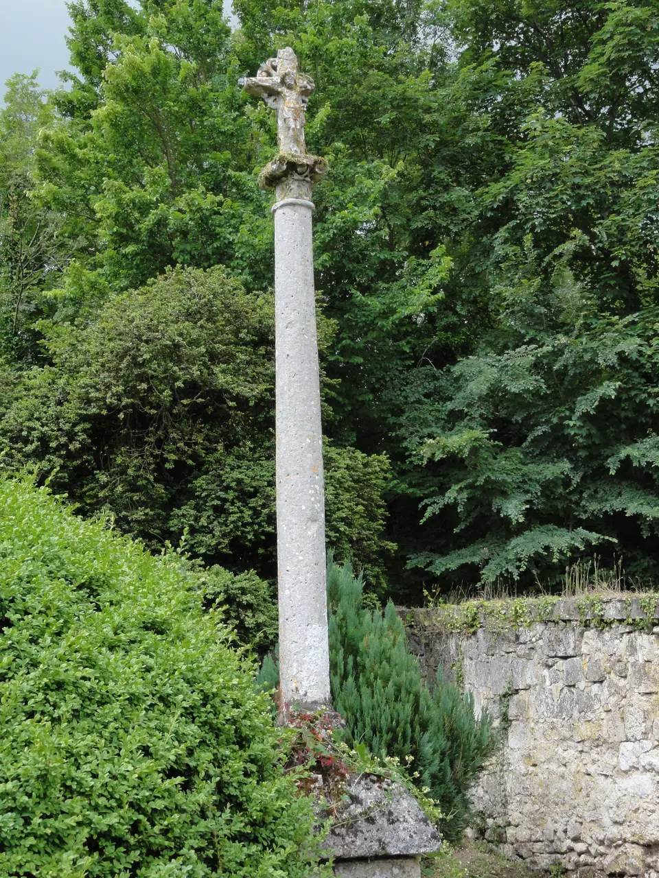 Laversine (Aisne) croix de cimetière MH