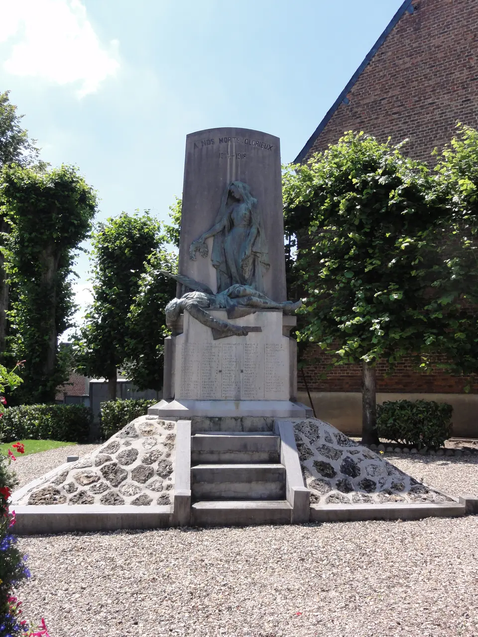 Le Nouvion-en-Thiérache (Aisne, Fr) monument aux morts